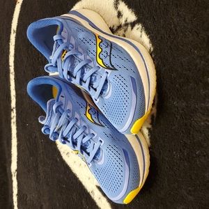 Womens Saucony Endorphin Speed 3, Horizon/Gold. Women's size 8.5